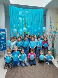 Dzieci pozują do zdjęcia z niebieskimi balonami
