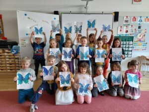 Dzieci pokazują wykonane przez siebie prace - "Niebieskie Motyle"