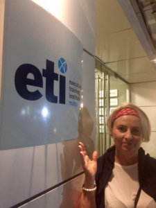 Kobieta przy tablicy informacyjnej ETI