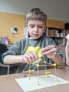 Chłopiec tworzy konstrukcje z plasteliny
