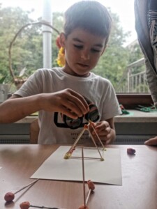 Chłopiec tworzy konstrukcje z plasteliny