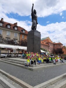Dzieci przy pomniku Jana Kilińskiego 