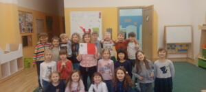 Dzieci trzymają flagę Malty