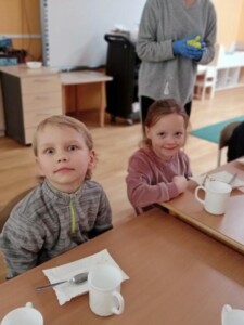 Dzieci przy stole
