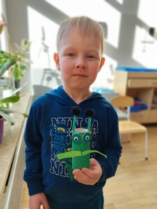 Chłopiec pokazuje wykonaną pracę plastyczną - Ufoludka