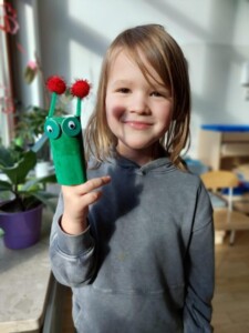 Chłopiec pokazuje wykonaną pracę plastyczną - Ufoludka