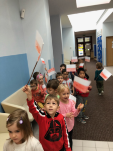 grupa dzieci z małymi flagami