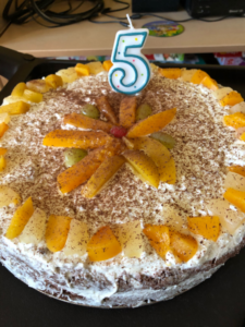Tort z świeczką w kształcie cyfry 5