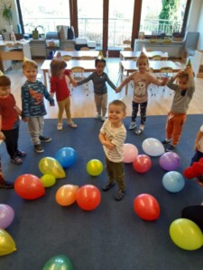 Dzieci świętują urodziny, bawią się balonami.